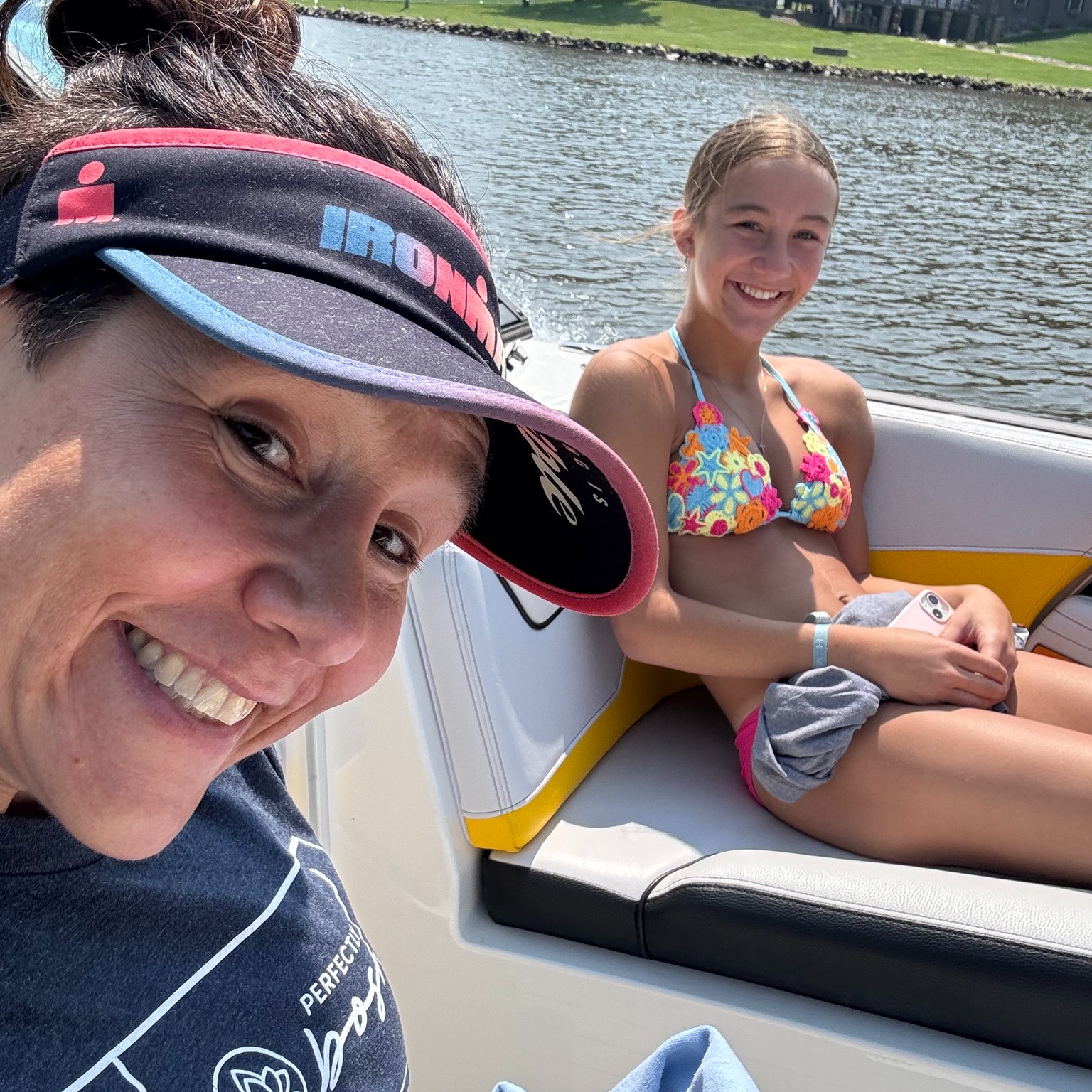 Somewhere between the sweat, sunscreen, snacks, and “Mom where’s my towel?” moments…

…I realized summer self-care has to be QUICK or it simply will not happen 😂

“Comment SUMMER if you want my favorite summer skin fixes.”